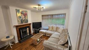 3 bedroom house with garden & free parking